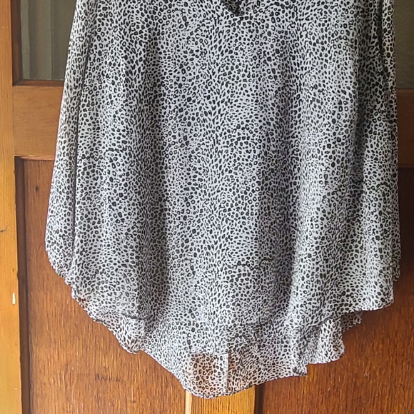 Women's black an white small leopard print size 1x - Picture 2 of 5